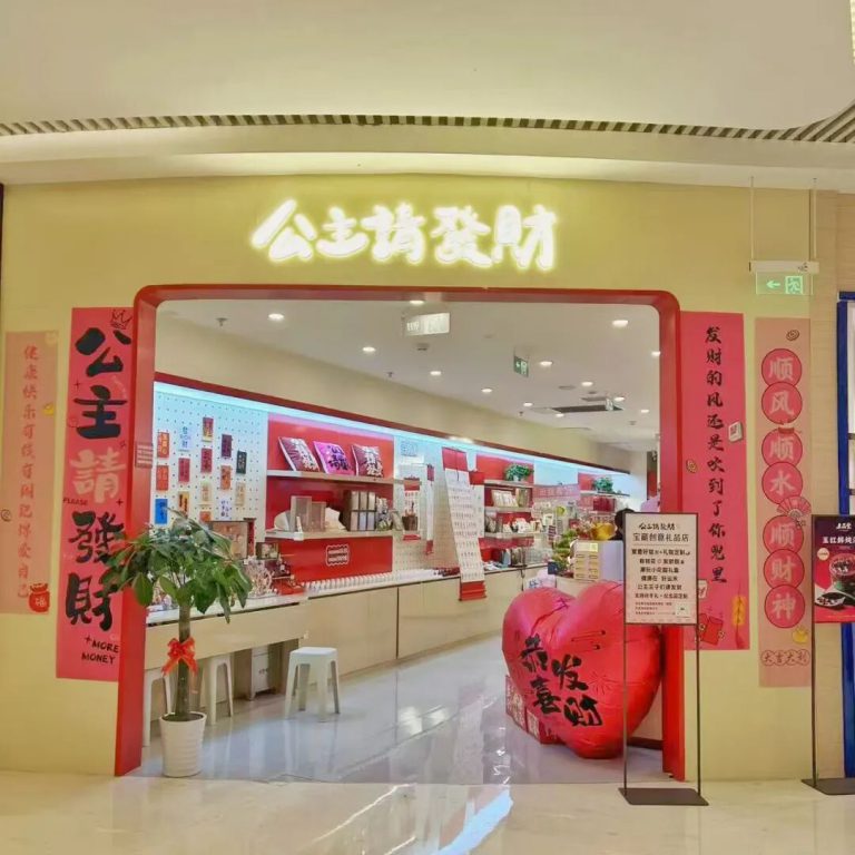 求好运的年轻人，挤满了购物中心的财神殿